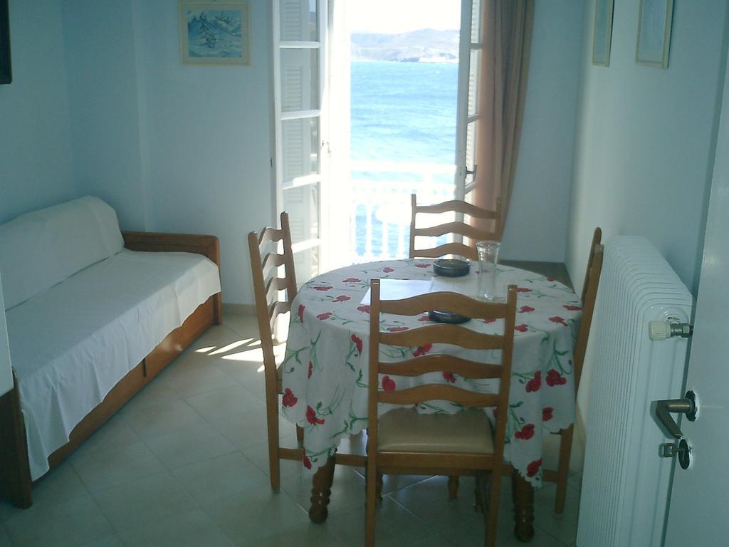 Sea Colours Rooms & Apartments إرموبولّي الغرفة الصورة